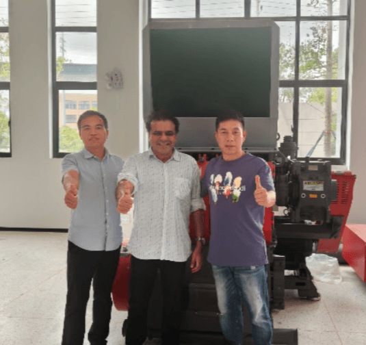 Cliente visitando la fábrica de maquinaria de reciclaje AMIGE