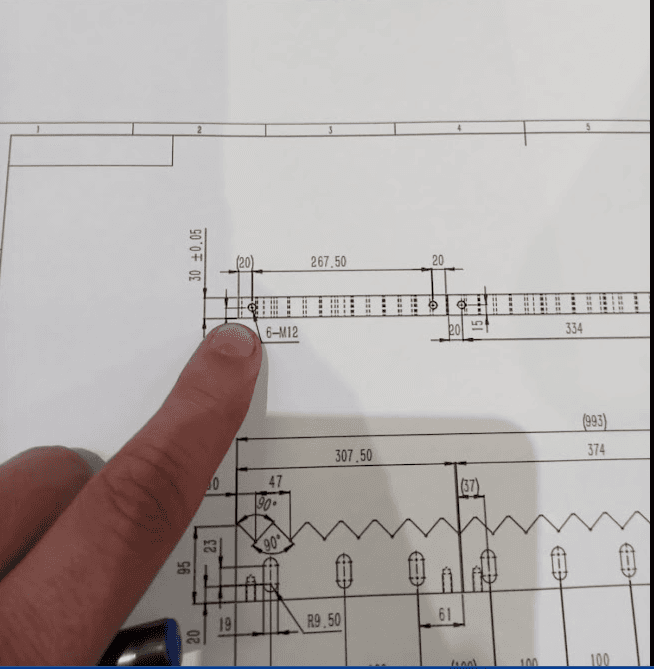 Revisión de plano técnico para soporte de una trituradora de plástico