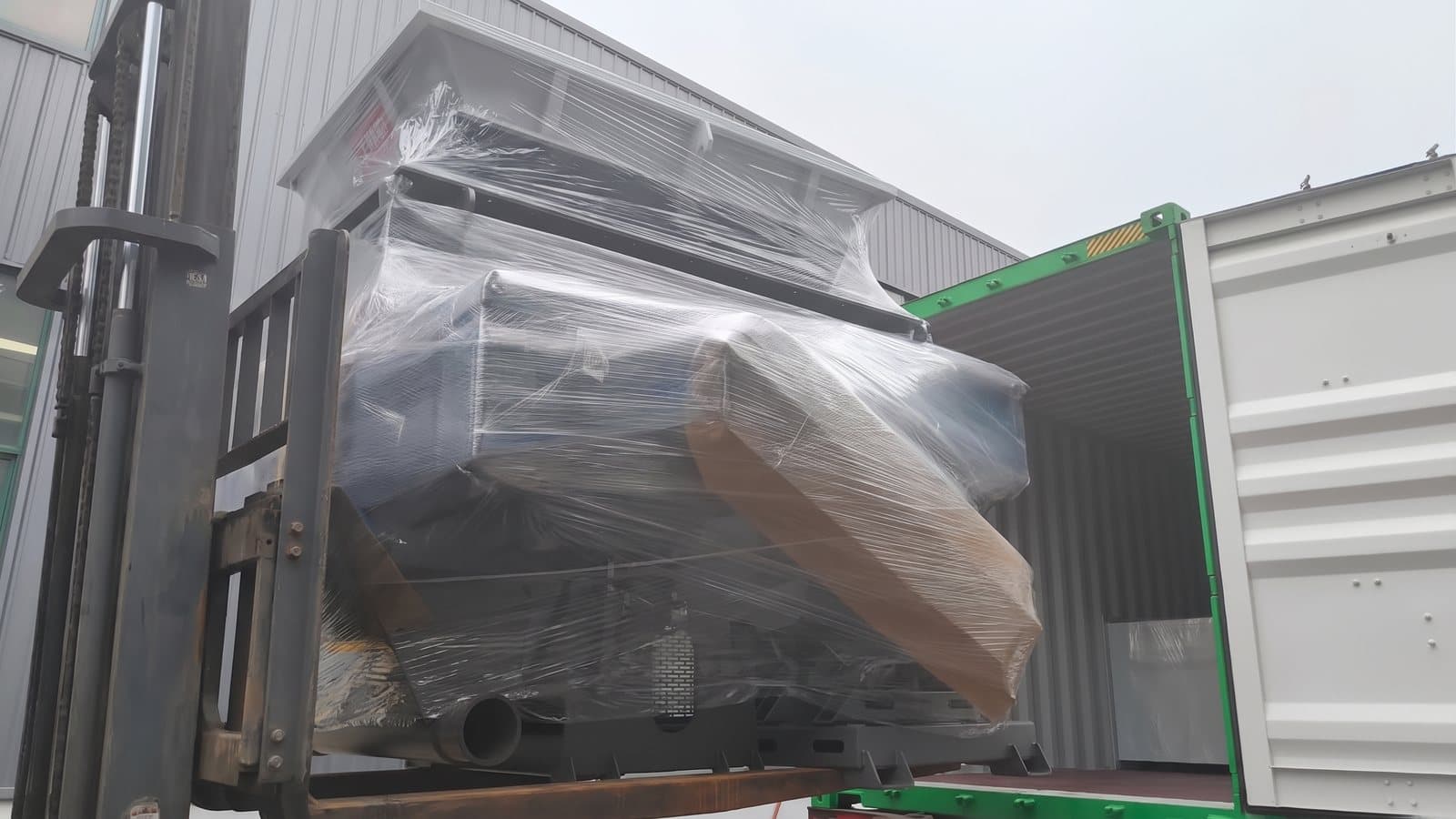 Carga de una trituradora AMIGE en contenedor para exportación